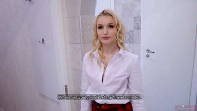 Niloko ng batang babae sa kolehiyo ang kanyang kasintahan kasama ang kanyang kaibigan | POV at cum sa loob ng kanyang puke!